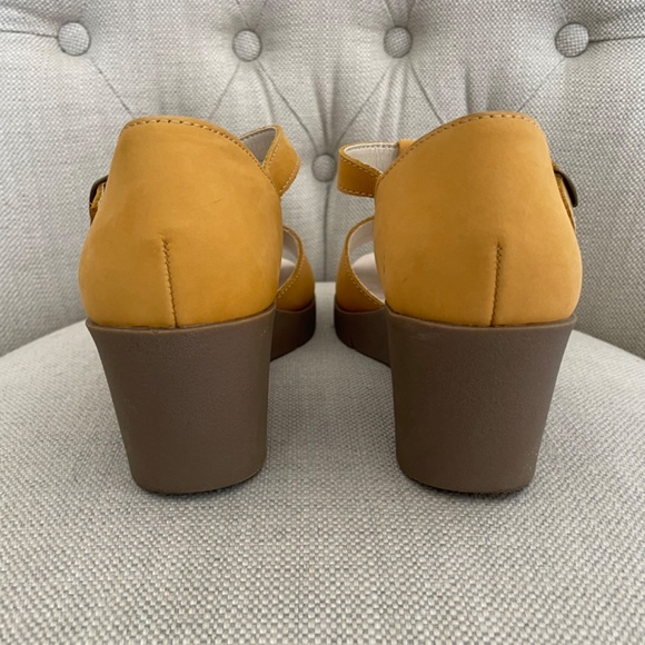 Cliffs by White Mountain Peep Toe T-Strap Wedge Sandal Mustard Leather Sz 8.5 - Picture 5 of 11